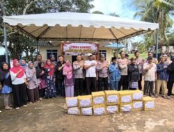 Melalui Jum’at Curhat, Kapolres Bintan Menyalurkan Bansos Kepada Masyarakat Nelayan Pesisir