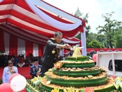 Nasi Tumpeng Hadiah Kejutan Kapolda Kalsel Untuk Peringatan HUT Ke 79 TNI