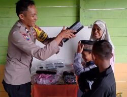 Aiptu Rico Berbagi Kopiah dan Mukena Kepada Murid TPA Desa Handil Baru