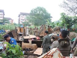 Polresta Barelang Bersama Tim Terpadu Robohkan Tempat Penyalahgunaan Narkoba di Kampung Madani