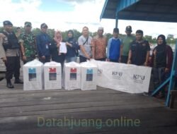 Babinsa Kodim 1015/Sampit Kawal Pendistribusian Logistik Pilkada 2024 Jalur Sungai