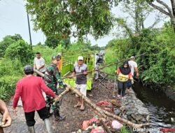 Danramil 1015-04/Baamang Sampit Pimpin Pembersihan Sungai Bersama Masyarakat