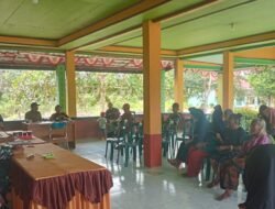 Babinsa 1015-12/Seruyan Tengah Dampingi Penyaluran BLT Dana Desa