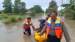 Bahu Membahu Polsek Liang Anggang Dan Sat Sabara Polres Banjarbaru Bantu Korban Banjir