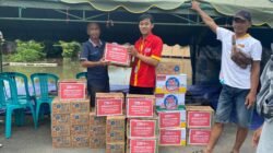 Alfamart Salurkan Bantuan Paket Sembako Bantu Warga Banjir di Liang Anggang