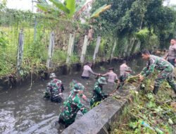Ratusan personil TNI-POLRI Bersama Dinas Lingkungan Hidup Dan Warga Bersihkan Sungai Marabahan
