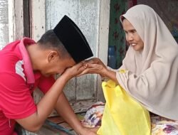 Kapolsek  Cempaka Bersama   Anggotanya Bagikan Paket Sembako Kepada Warga Sungai tiung Kota Banjarbaru.