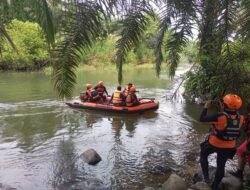 Warganya Hilang, Camat Natal Ikut Bersama Basarnas Lakukan Pencarian di Batu Sawah