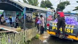 Sat Samapta Polres Batola berkolaborasi dengan TNI dan BPBD Kab. Batola  salurkan Bantuan Sembako untuk Korban Banjir