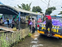 Sat Samapta Polres Batola berkolaborasi dengan TNI dan BPBD Kab. Batola  salurkan Bantuan Sembako untuk Korban Banjir