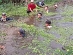 Bersinergi Bersama TNI Dan Warga Babinkamtibmas Desa Lawahan Bersih Bersih Sungai
