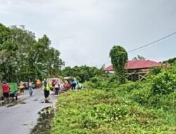 Babinsa Koramil 1015-04 Baamang Jaga Kebersihan Bersama Masyarakat Sekitar 