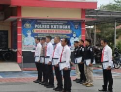 Kapolres Katingan Beri Penghargaan Kepada 11 Personel Berprestasi