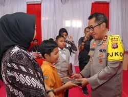 Kapolda Kalteng Berikan Santunan dan Motivasi Kepada Keluarga Personel yang Meninggal Dunia