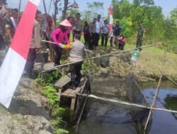 Kapolsek Rakumpit Dampingi Kapolresta Palangkaraya Panen Ikan di Kolam Mapolsek