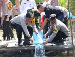 Jajaran Polsek Rakumpit Ikut Serta Dalam Kegiatan Tebar Benih Ikan Polresta Palangkaraya 