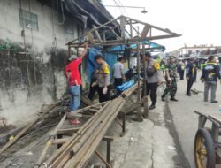 Peringati HPSN, Polsek Pahandut Ikut Gotong Royong Bersihkan Sampah Pasar Besar