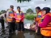 Tinjau Lokasi Banjir Di Munggu Raya Polda Kalsel Berikan Bantuan Sembako Dan Obat Obatan