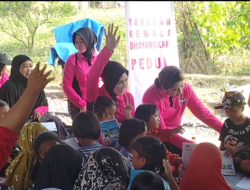 Kunjungi Korban Banjir Ketua Yayasan Kemala Bhayangkari Polda Kalsel Turut Bagikan Sembako