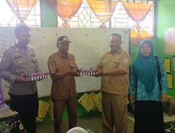 Uji Coba Makan siang Gratis Polsek Beruntung Baru Serahkan 100 Porsi Nasi Untuk SDN Kampung Baru