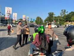 Ramadhan Berkah, Polsek Lubuk Baja Bagikan 100 Paket Takjil Gratis kepada Pengguna Jalan
