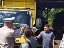 Dengan Stiker, Satlantas Polresta Palangka Raya Gelar Tertib Sopir Truk 