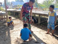 Disela-sela Waktu Kosong, Anggota Satgas TMMD Ke-123 Hibur Anak Warga Main Kelereng
