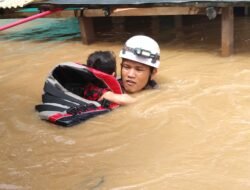 Banjir Di Jakarta Timur Sampai 3 Meter, Tim SAR Korbrimob Polri Evakuasi Warga