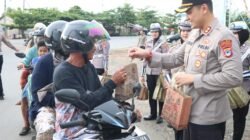 Pererat Tali Silaturahmi Dengan Masyarakat Kapolres Batola Bagikan Takjil Ramadhan