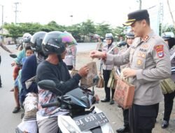 Pererat Tali Silaturahmi Dengan Masyarakat Kapolres Batola Bagikan Takjil Ramadhan