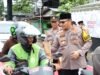 Bulan Suci Ramadan Polres Banjarbaru Bagikan Ratusan Takjil Untuk Pengguna Jalan