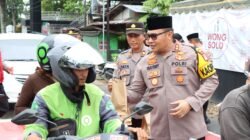 Bulan Suci Ramadan Polres Banjarbaru Bagikan Ratusan Takjil Untuk Pengguna Jalan