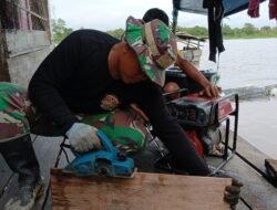 TNI Peduli, Anggota Satgas TMMD Reguler Ke-123 Kodim 1015/Sampit Bantu Perbaiki Perahu