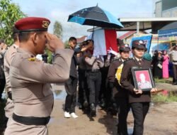 Polresta Palangka Raya Gelar Upacara Pelepasan Jenazah Kasiwas Polres Murung Raya  