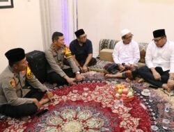 Emban Tugas Sebagai Kapolres Banjarbaru AKBP Pius Sambangi Guru Adam Mohon Restu
