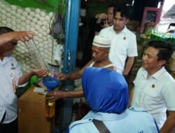 Satgas Pangan Dit Reskrimsus Polda Kalsel Lakukan Pengecekan Kemasan Minyak Goreng Merek Minyakita di Toko Kelayan B