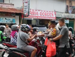 Kapolresta Ikut Serta Bagikan Takjil kepada Masyarakat Kota Cantik Palangka Raya 