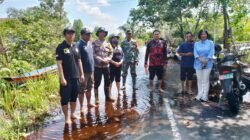 Bhabinkamtibmas Petuk Katimpun Gelar Cek Genangan Air Bersama Unsur Pemerintahan 