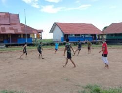 Jelang Buka Puasa Berbagi Keceriaan, Satgas TMMD Ke 123 Kodim 1015/Sampit Bermain Bola Bersama Warga