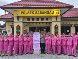 Kapolsek dan Ketua Ranting Bhayangkari Sabangau Bagikan Takjil Gratis Untuk Masyarakat 