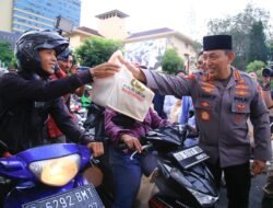 Di Tengah Rintik Jalan Kapolri Bagikan Ribuan Takjil Bersama Di Tengah Hangat Suasana Ramadan