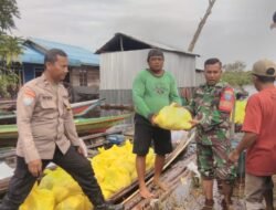 Bhabinkamtibmas Kelurahan Marang Dampingi Penyaluran Bantuan Banjir dari BPBD Kota Palangka Raya