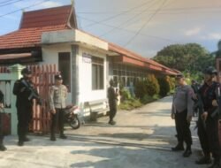 Personel Polres Kotim Melaksanakan Pengamanan Paskah Di Rumah Ibadah Kota Sampit
