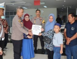 Kapolres Tanah Laut Salurkan Santunan untuk Korban Kecelakaan di Gunung Kayangan