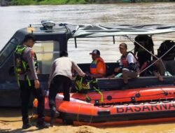 Polisi Gabungan Lakukan Pencarian Korban Laka Air Di Sungai Kahayan