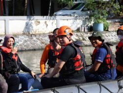 Wali Kota Surabaya Eri Cahyadi Bersama Wisnu Arief PDAM Susuri Sungai dan Bersih-Bersih Peringati Hari Bumi