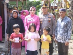 Kapolres Balangan Sambut HUT Bayangkara ke-79 Dengan Menyalurkan Bantuan Untuk Korban Kebakaran
