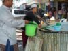 Peringati 10 Muharram: Masjid Jelawat Sampit Berbagi Bubur Asyura Gratis 