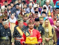 KAPOLDA KEPRI HADIRI PROSESI KAPOLRI TERIMA ANUGERAH ADAT INGATAN BUDI DARI LAM RIAU