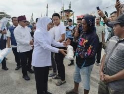 Gubernur Khofifah Serahkan Bantuan Alat Tangkap Ikan untuk Nelayan Banyuwangi
